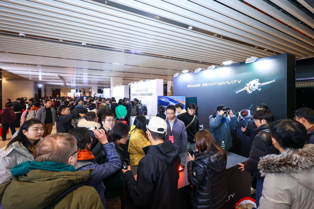 不再造硬件的罗永浩，办了一场硬件发布会 | 电厂