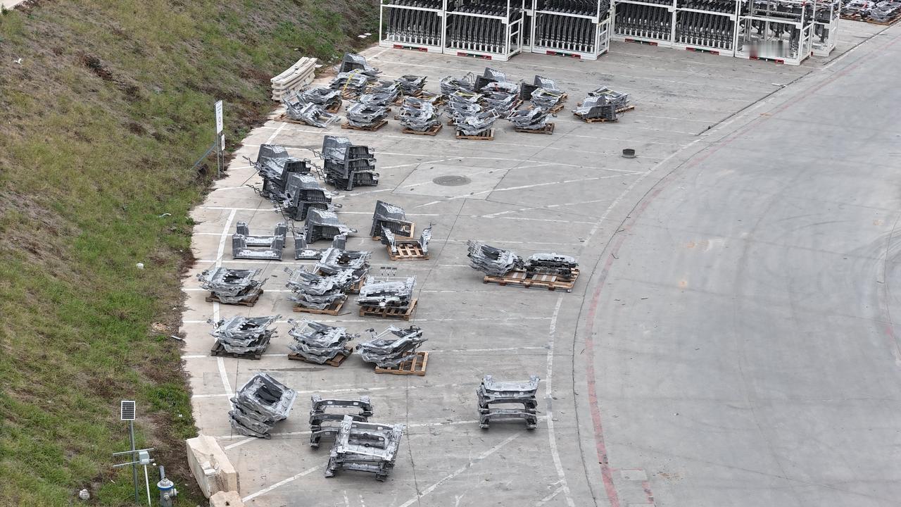 乔·泰格特迈尔拍摄的无人机照片显示，德克萨斯州超级工厂的铸造厂附近堆放着数十个大