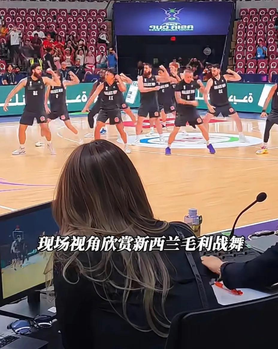 打进亚洲杯决赛，歪评主教练郭士强的几个“骚”操作：
一、赛前让全体队员站成一排欣