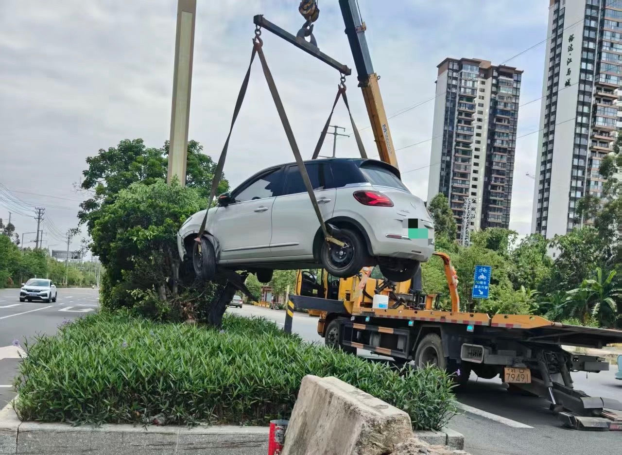 【梧州藤县新能源小车冲小区路口绿化带上】8月2日，梧州藤县一辆新能源小轿车冲到某