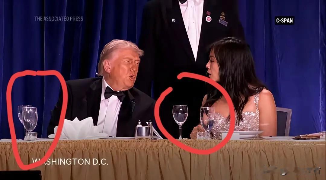 喝酒的杯子，怎么一个高一低呢？难道有什么说法吗？

这是在枪击宴会上发生的一幕。