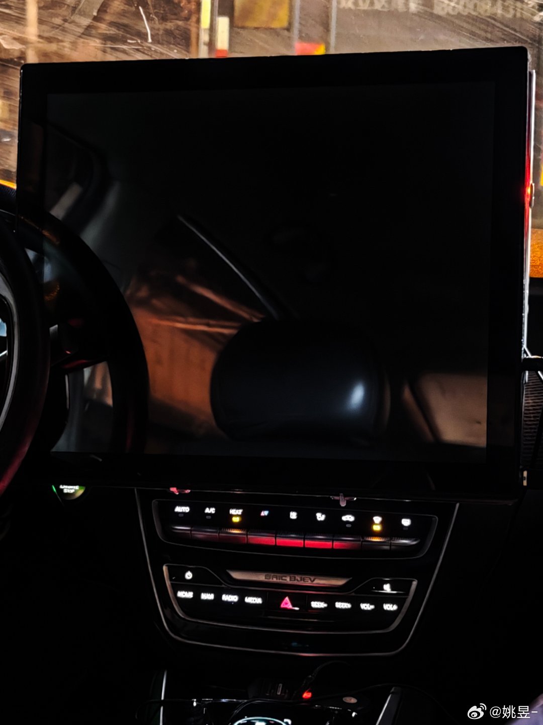 早班机打滴滴…没睡醒，还以为我眼花了“师傅您这车屏幕真大啊”“嗯呢，自己改的，现