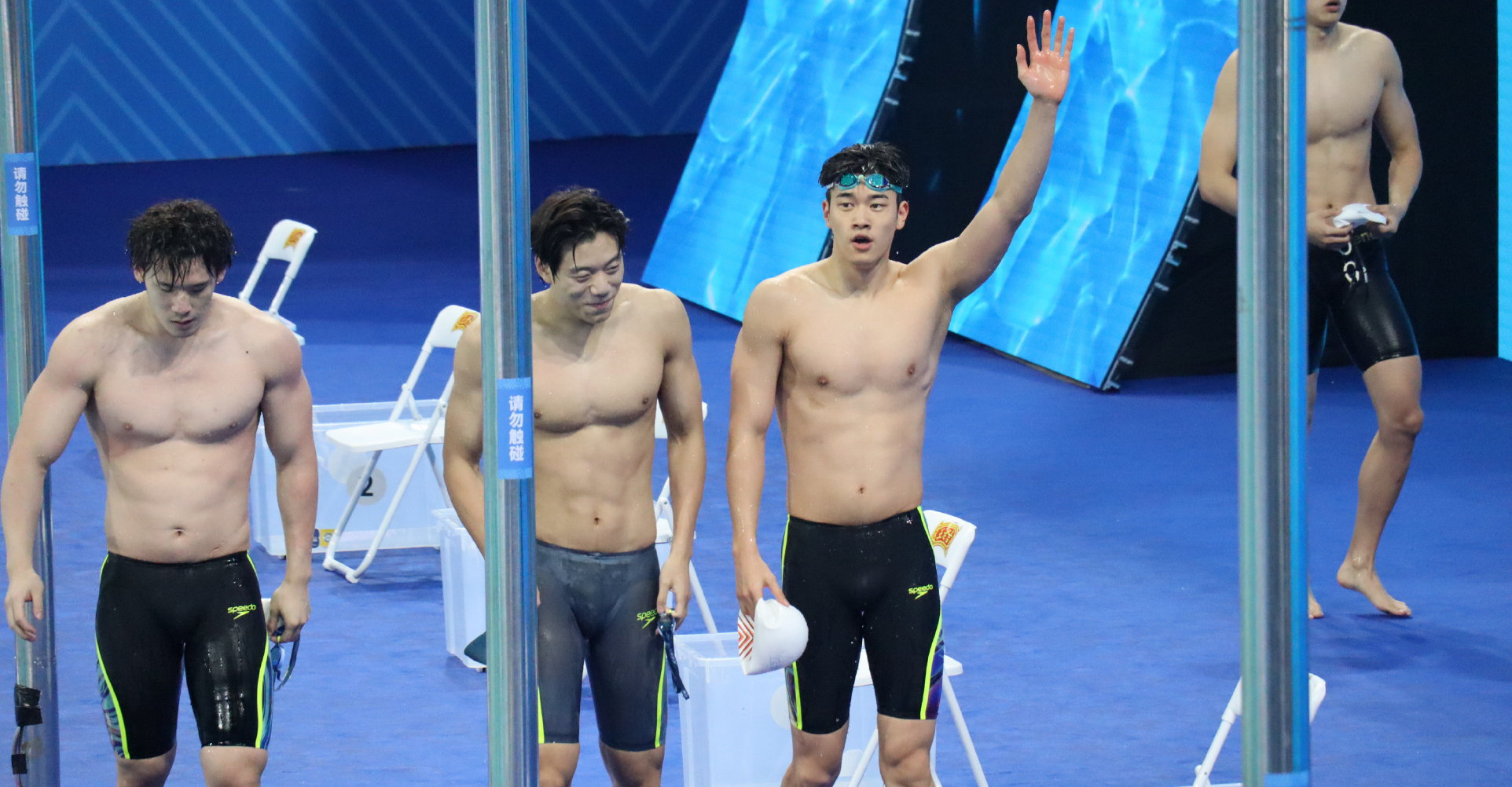 太牛啦！在刚刚结束的比赛中，潘展乐以绝对实力斩获男子100米自由泳冠军 ！比赛里