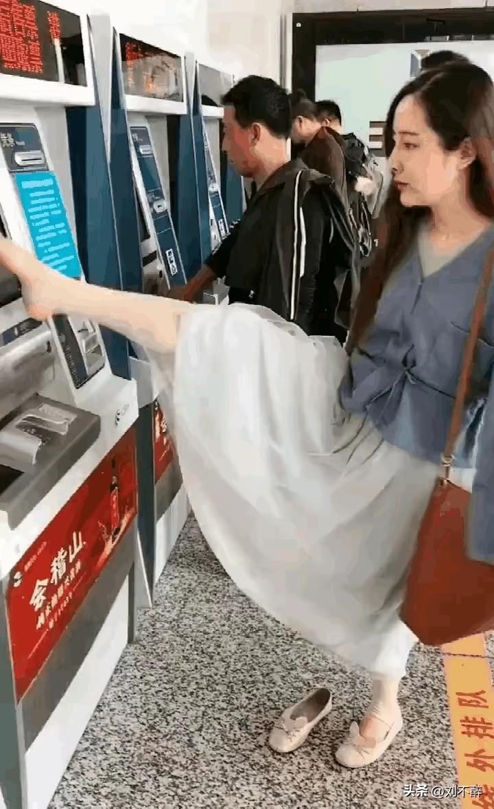 大家看车站这一幕，看着有些不可思议，了解真相之后才令人动容！
生活对她并不温柔，