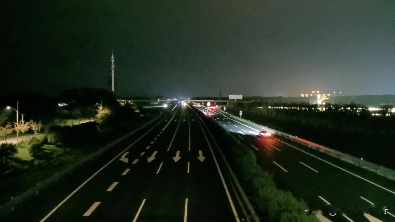 高速公路夜间没有照明，其主要原因就是经济和节能环保的考量。高速公路往往都是跨区域