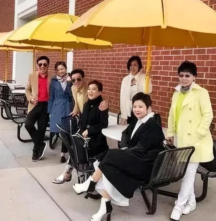 这里有俩大明星啊，他们一起去哪度假，这么开怀。远处和戴眼镜的没看出来，但她俩特明