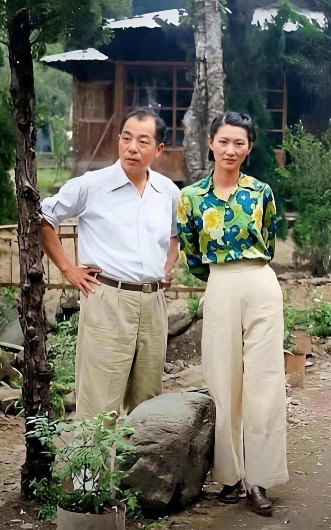 1933年，张学良在伦敦跟于凤至和长女合了影，他女儿长得忒好看！ ​​​