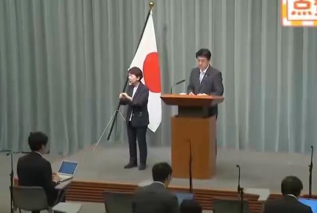 日籍员工走私稀土被抓后，官房长官承认两个残酷现状，现场气氛鸦雀无声！
一场记者会