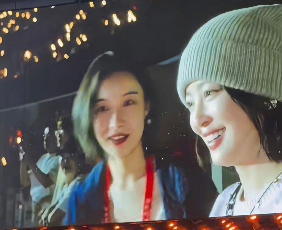 半个娱乐圈明星都去李宇春演唱会这排面真的太足了，堪称内娱大型团建现场。一众演员歌