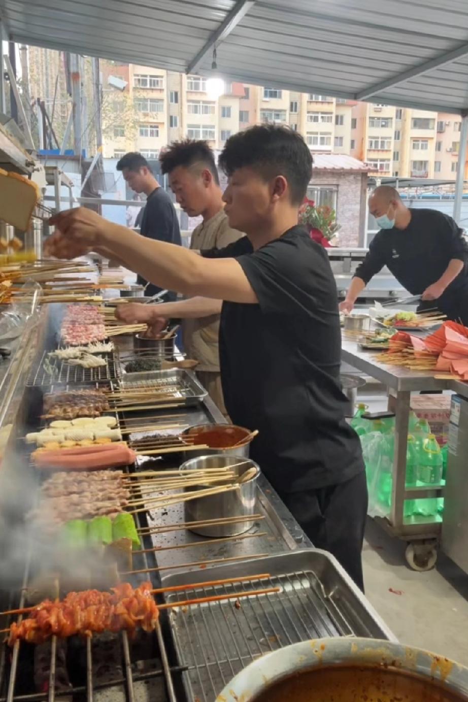 杜军的烧烤店开业了，杜军的妈妈大姐发视频前来祝贺，杜军的二姐和三姐占榜支持弟弟。