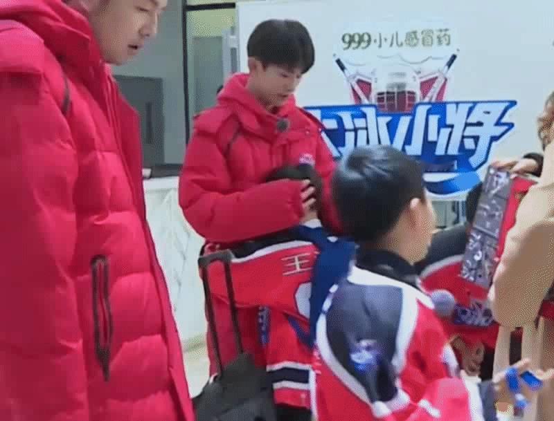 等我小了我也要扑进易烊千玺哥哥怀里被他顺顺毛四字 易烊千玺 yyqx 四字弟弟