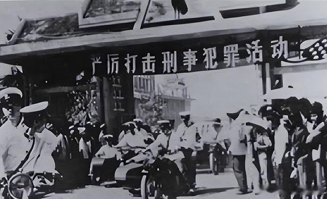 1983年邓公经过唐山，遭“菜刀队”围攻：谁1983年，中国开展了一场雷厉风行的