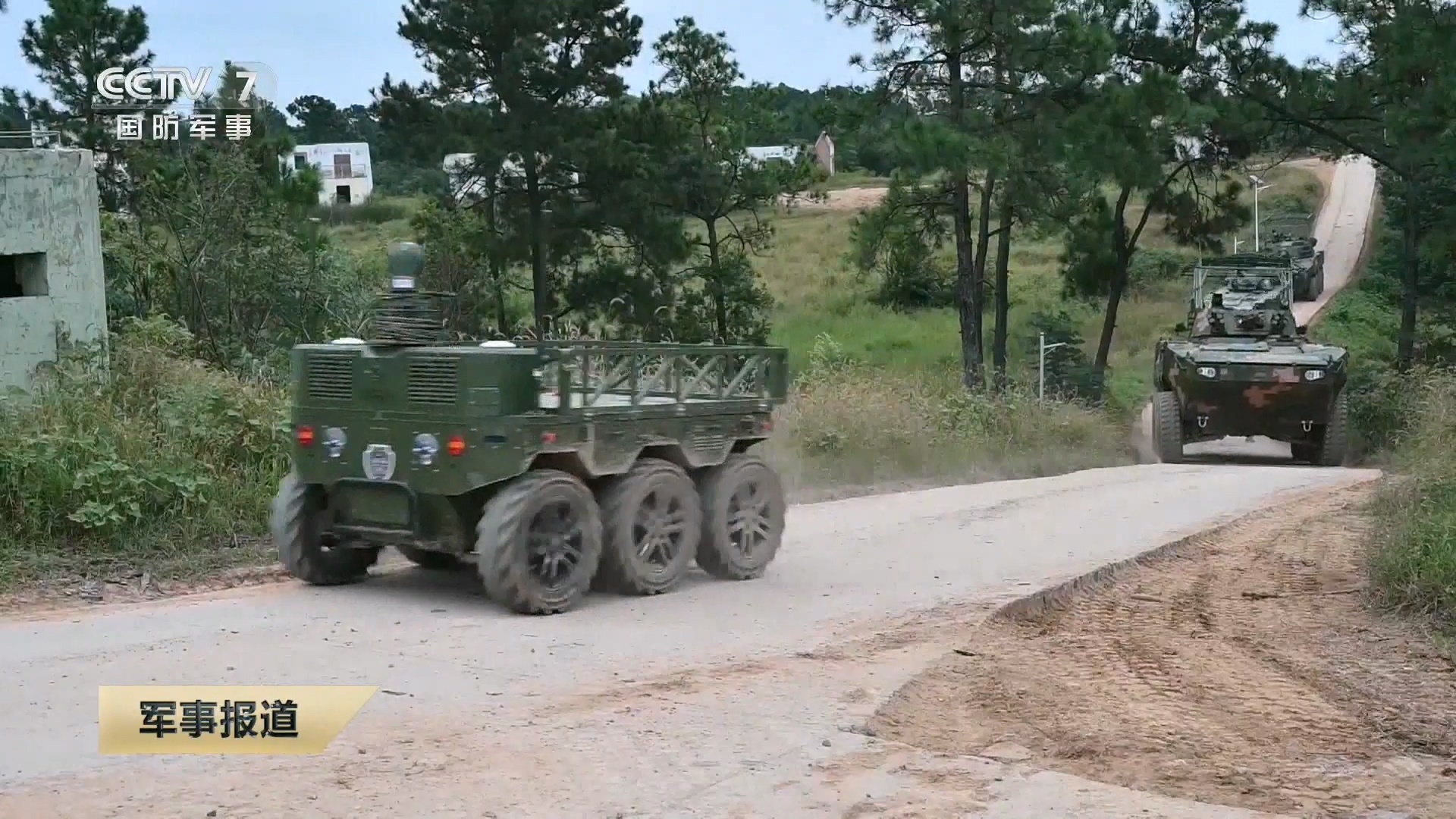 无人运输车和加棚大八轮 