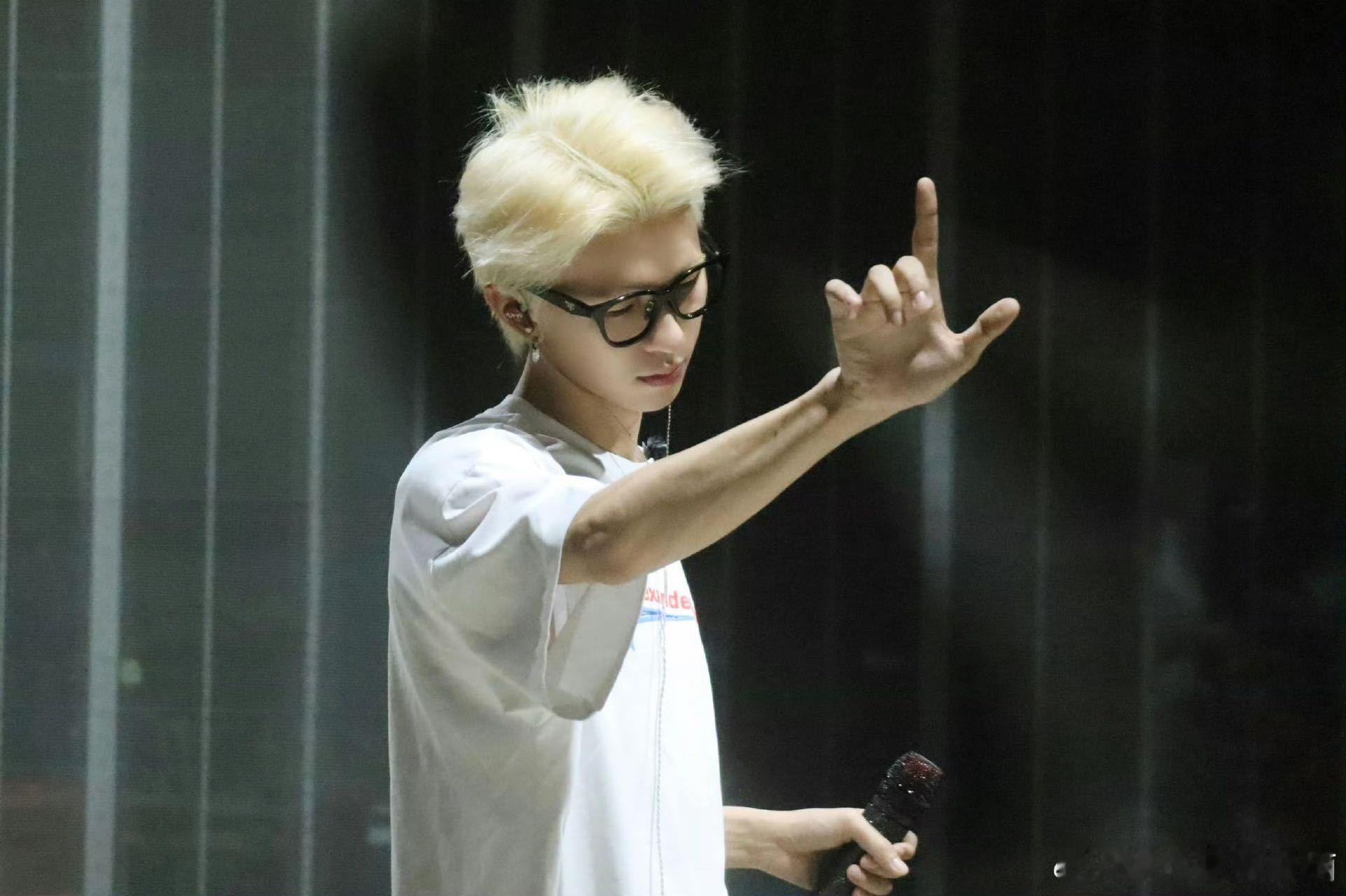 何浩楠HE限定生日演唱会 倒计时的日子，宝宝要天天开心没负面情绪！这次生日会虽不