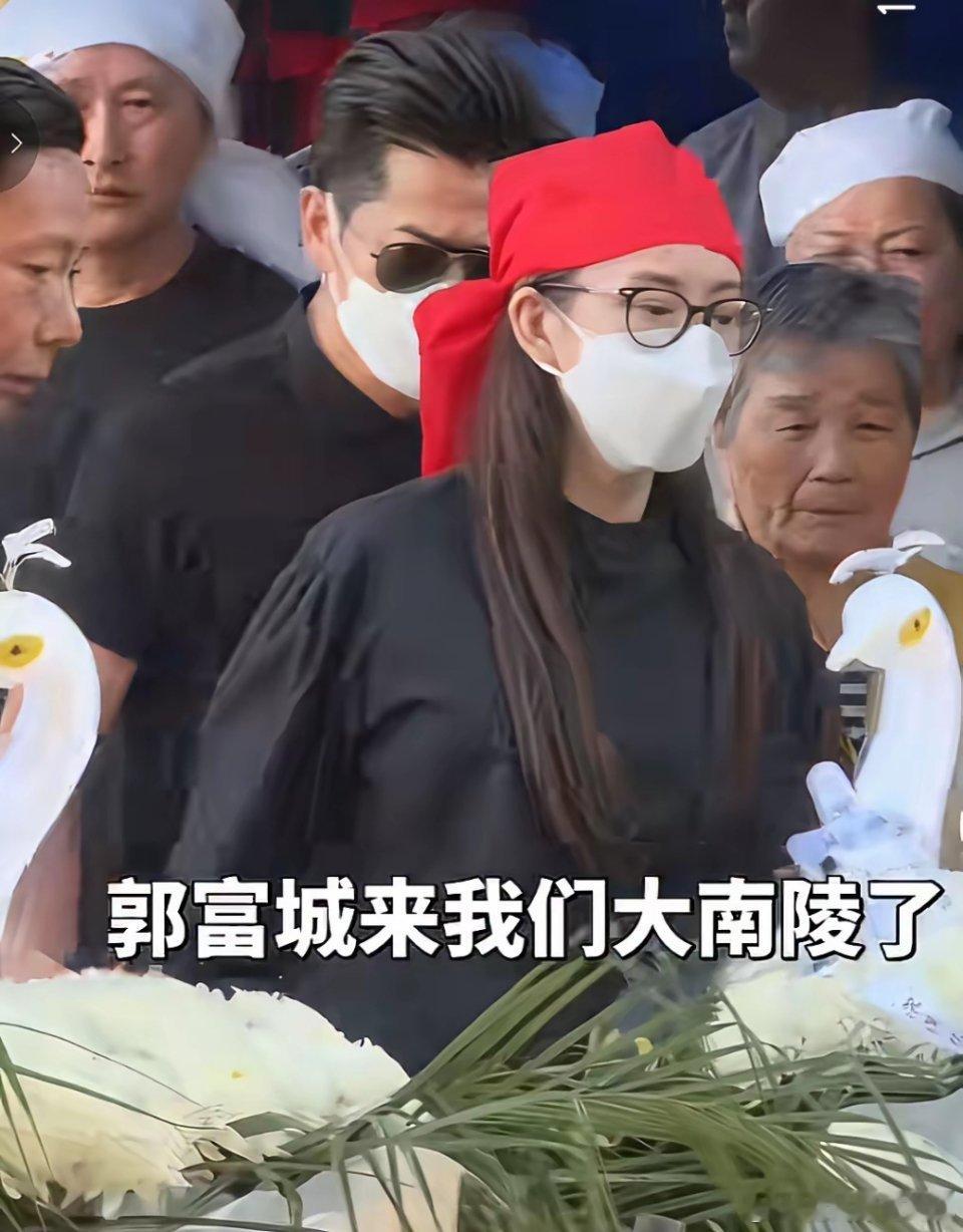 不懂就问：方媛在配得感遭嘲后首次现身老家，而且还是和郭富城一同出现，这是不是意味