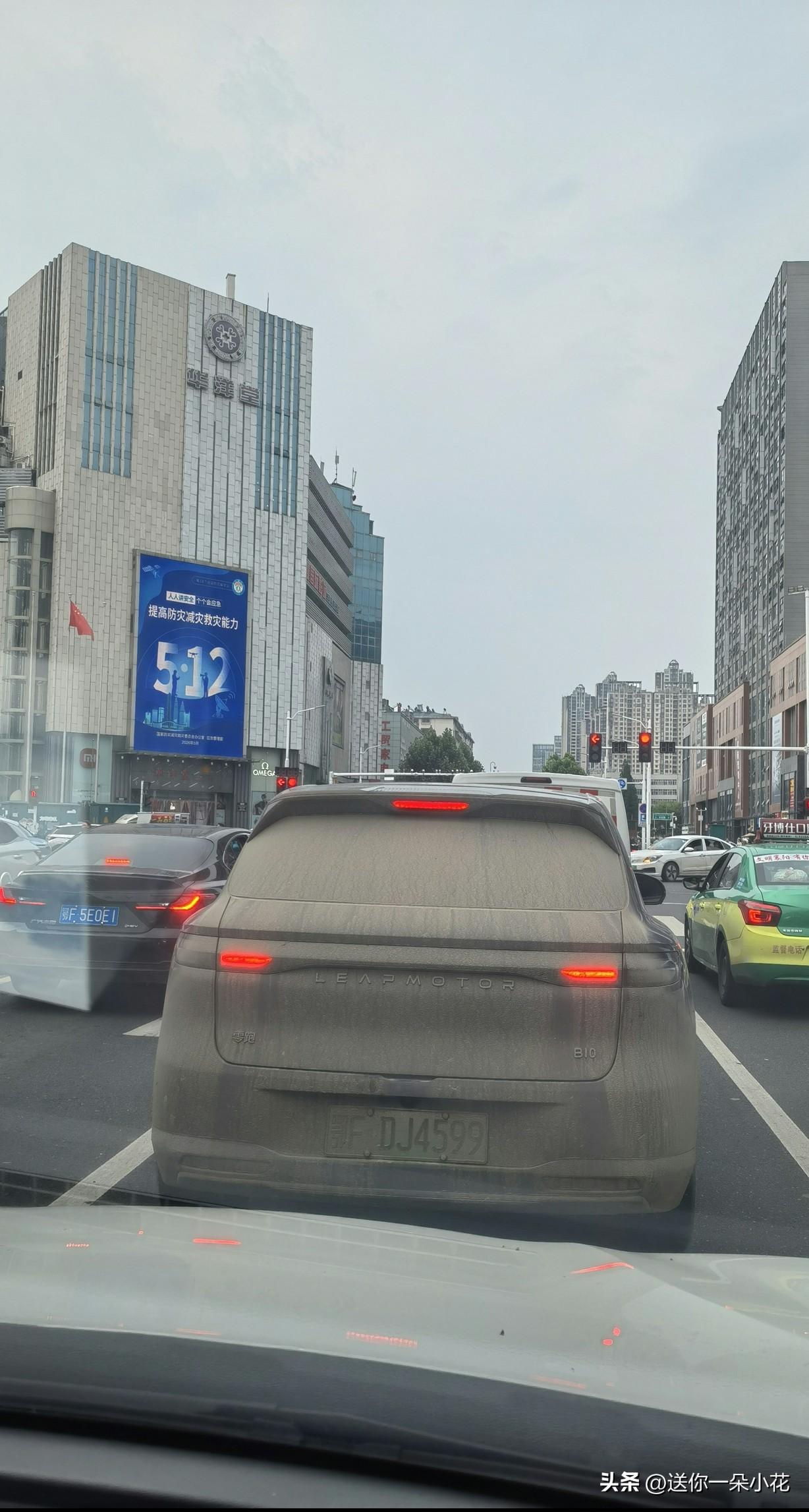 大家看看这车多久没洗才会变成这样？