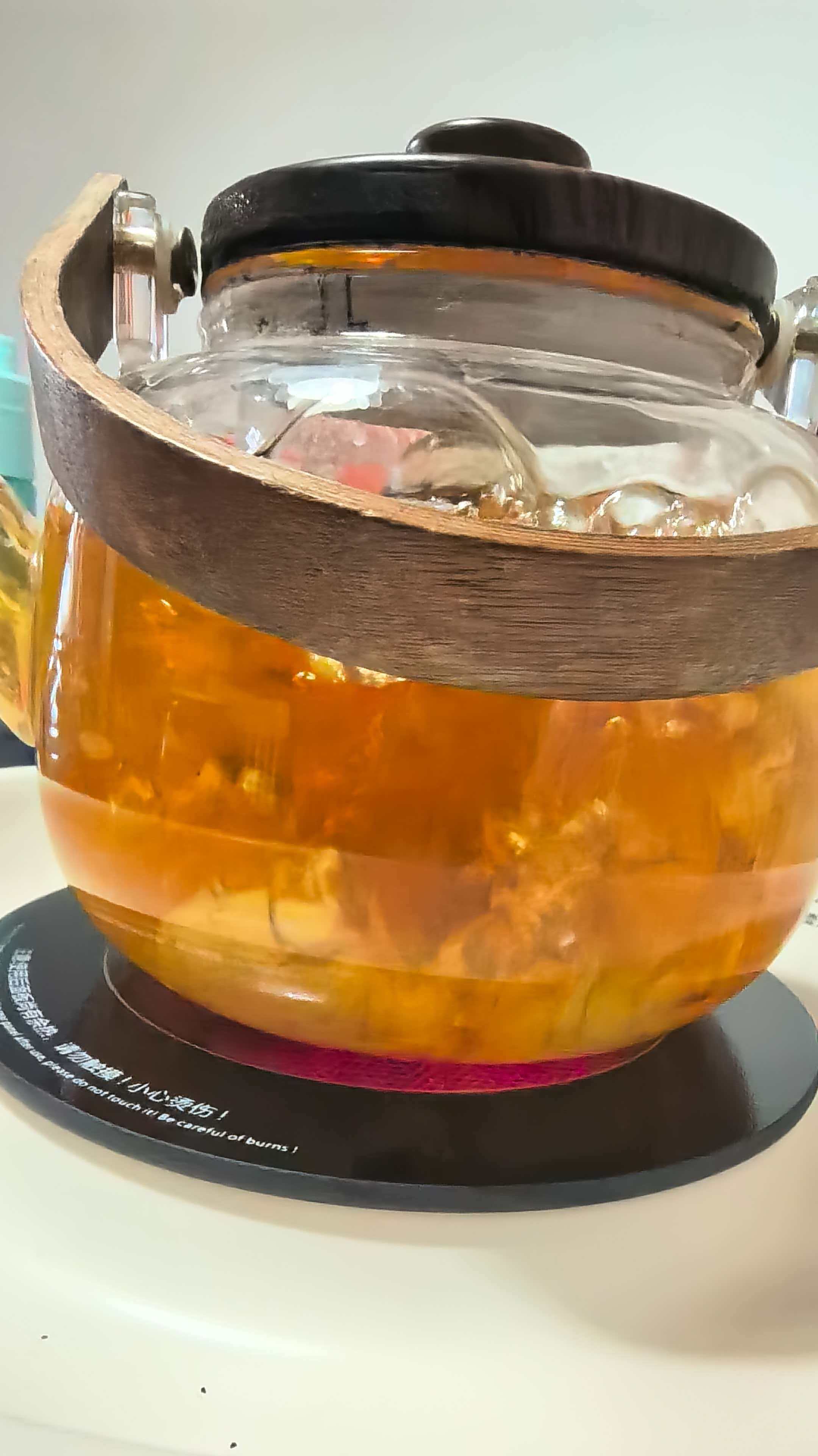 吃荔枝上火，但是荔枝配上小叶红茶还是不错的，而且不甜，有淡淡的荔枝的香特好，冰一