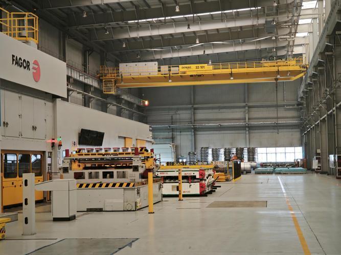 春节假期刚结束，回厂里那天一推开车间门，我就知道这周别想干活了。

十多个人站在