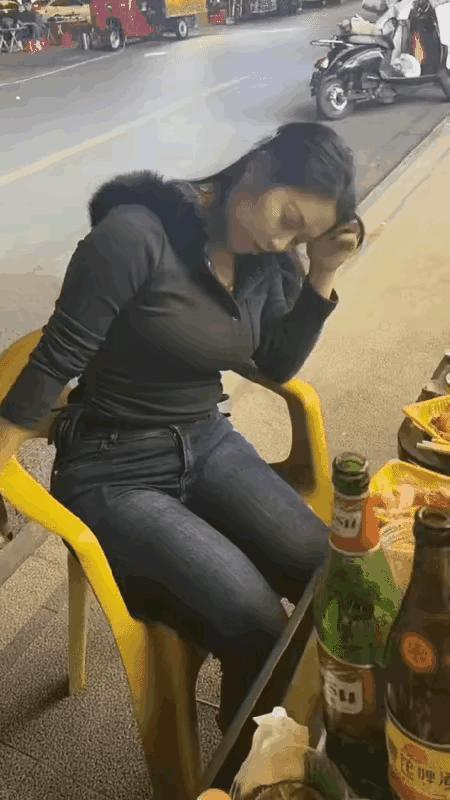 哥们的妻子喝多了，我想照顾她一下，但是又不知道这样会不会合适？