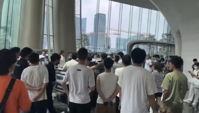 极氪001和007新款上市后，第二天极氪总部大楼被老车主冲了 ​​​
