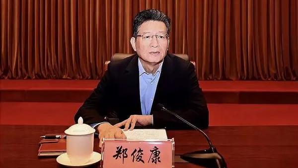 快讯！郑俊康被查！
他是浙江宁波人，今年65岁，毕业于武汉测绘学院，是一名高级经