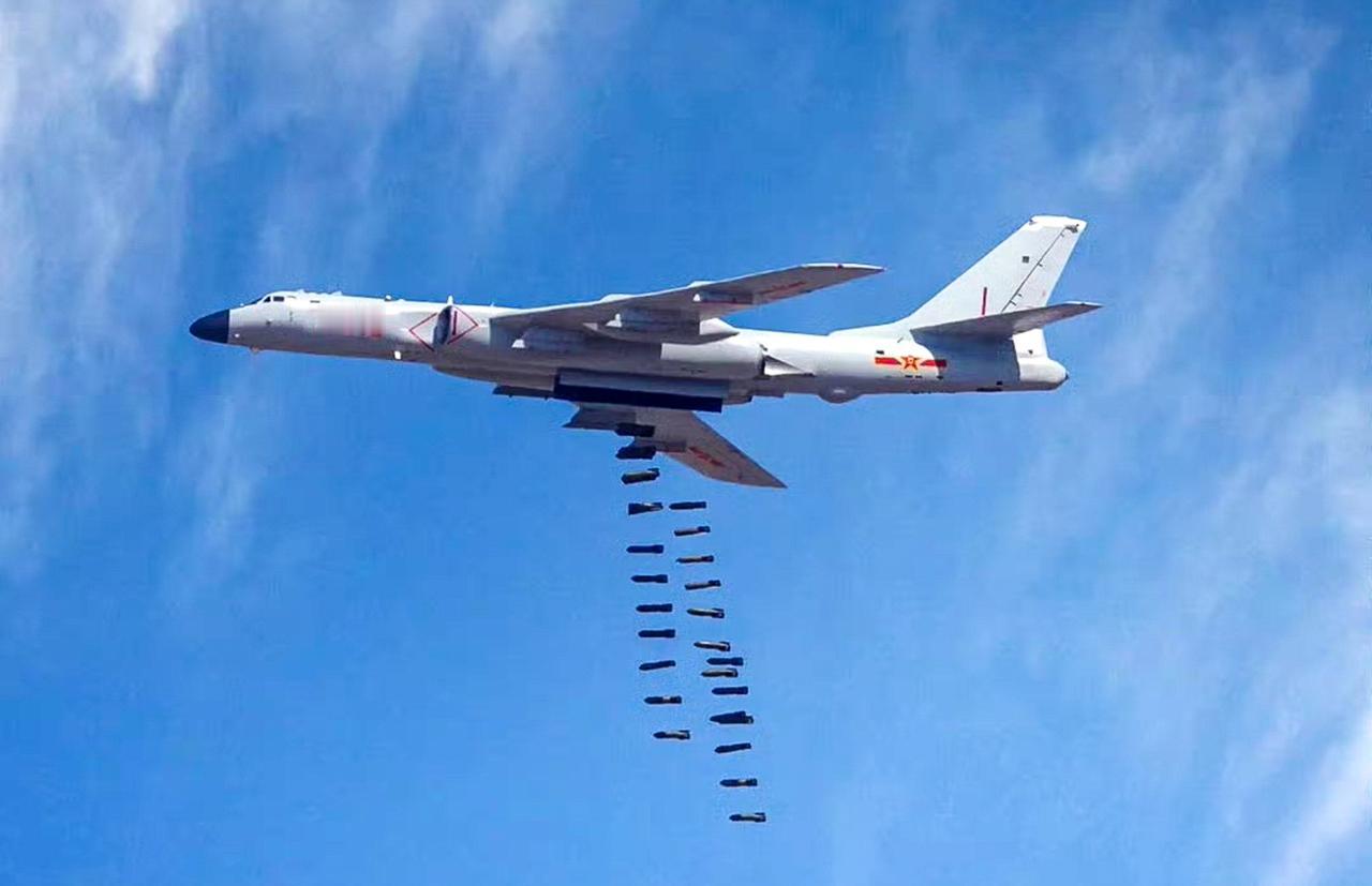 战神轰六K在进行水平轰炸，投放内置弹舱里的250公斤铁炸弹，这一次一共投放了25