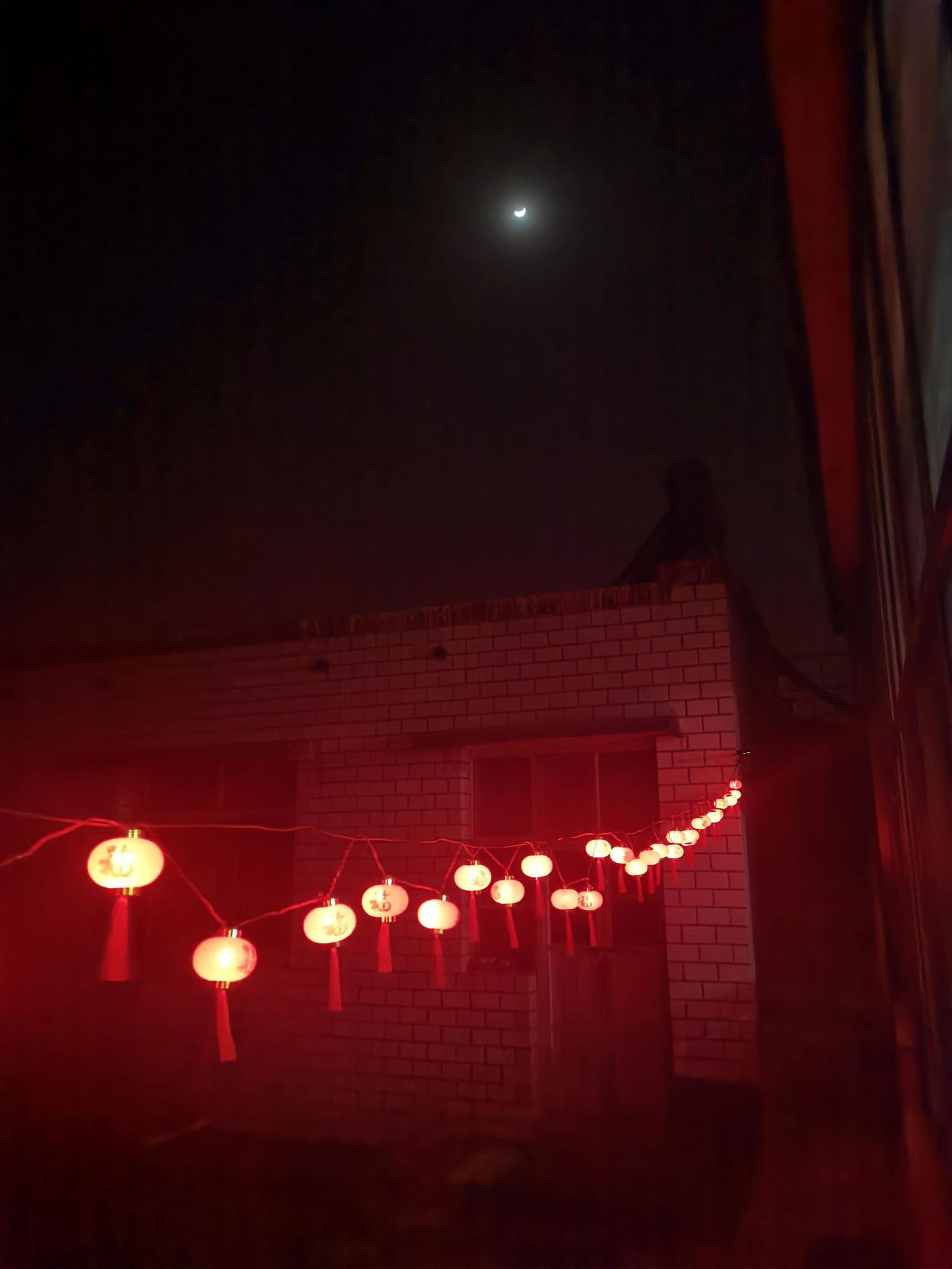 皓月悬天幕，红灯照短墙。冰红茶为你而来