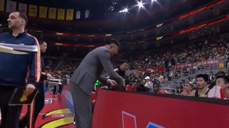 广东男篮赢麻了！国家队中锋焦泊乔统治潜力赛自从加盟广东男篮，焦泊乔就一直深陷巨大