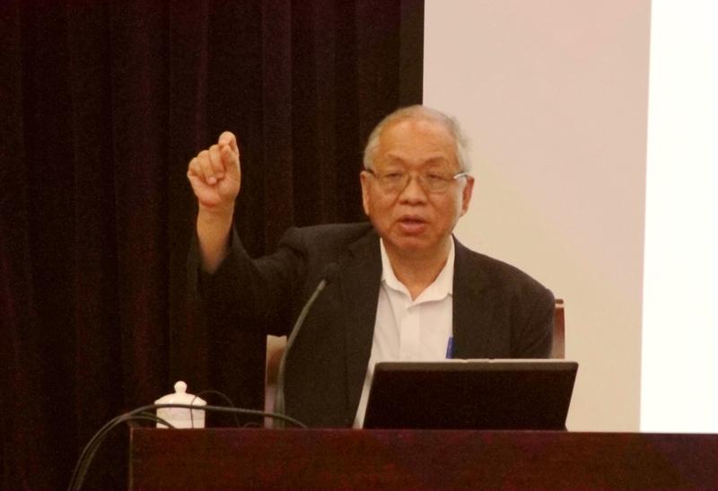 数学家丘成桐从哈佛退休后，义务在清华大学任教，既不收取工资，也不收取授课费用，一