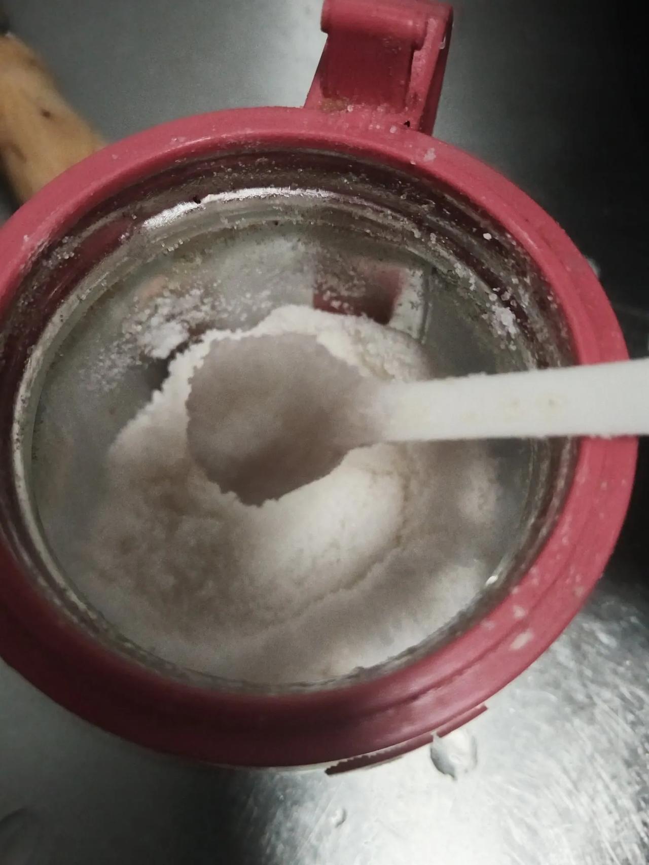 好在楼下就有超市走不了几步，超市今天有活动人特别多，直奔调味品区一看食盐也分很多