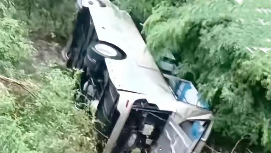 山西一研学车辆侧翻已致2人死亡山西省晋中市左权县一车辆发生侧翻致2人死亡，死的人