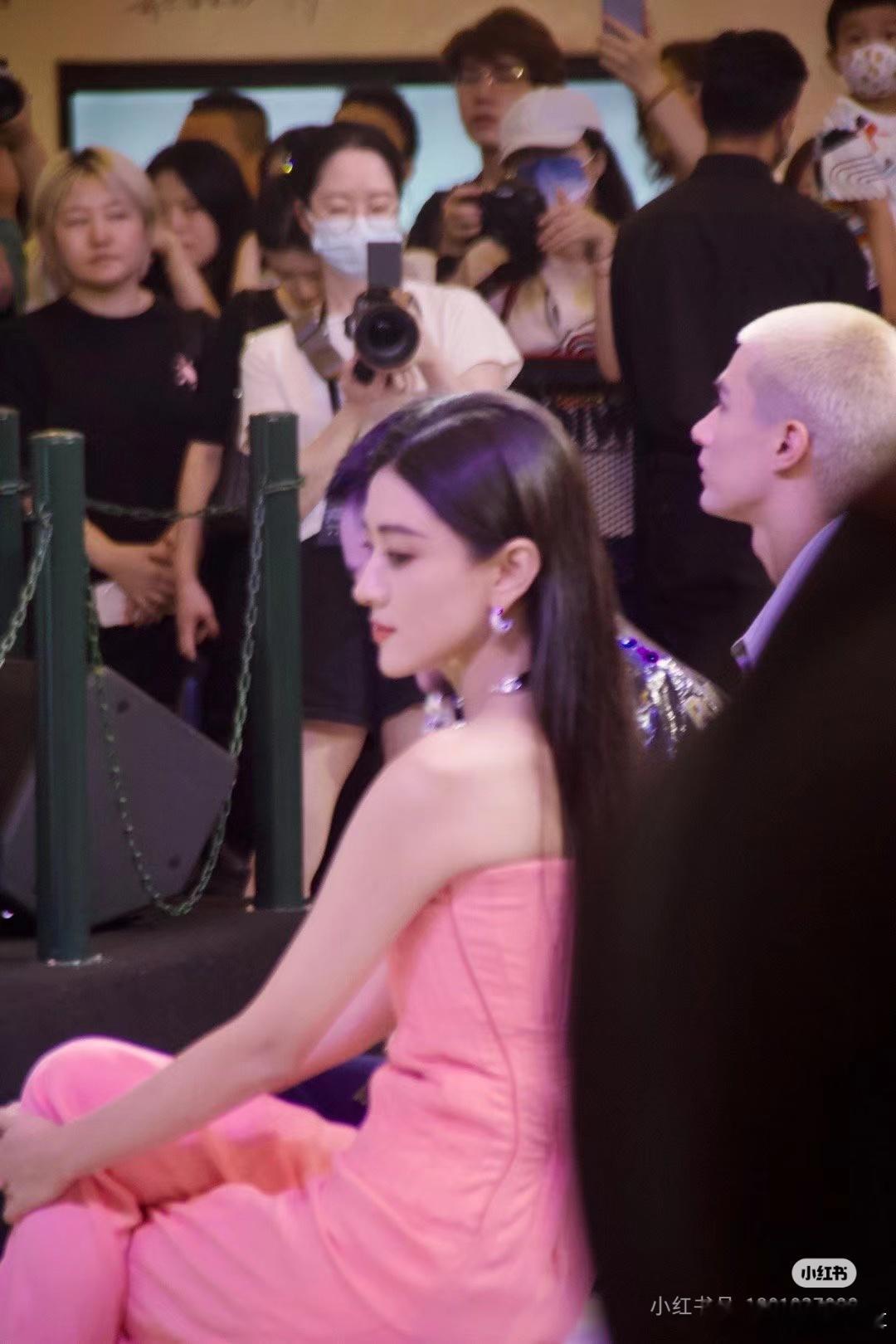 梁洁侧脸真的太美了，姐姐颜值一直被低估了 ​​​