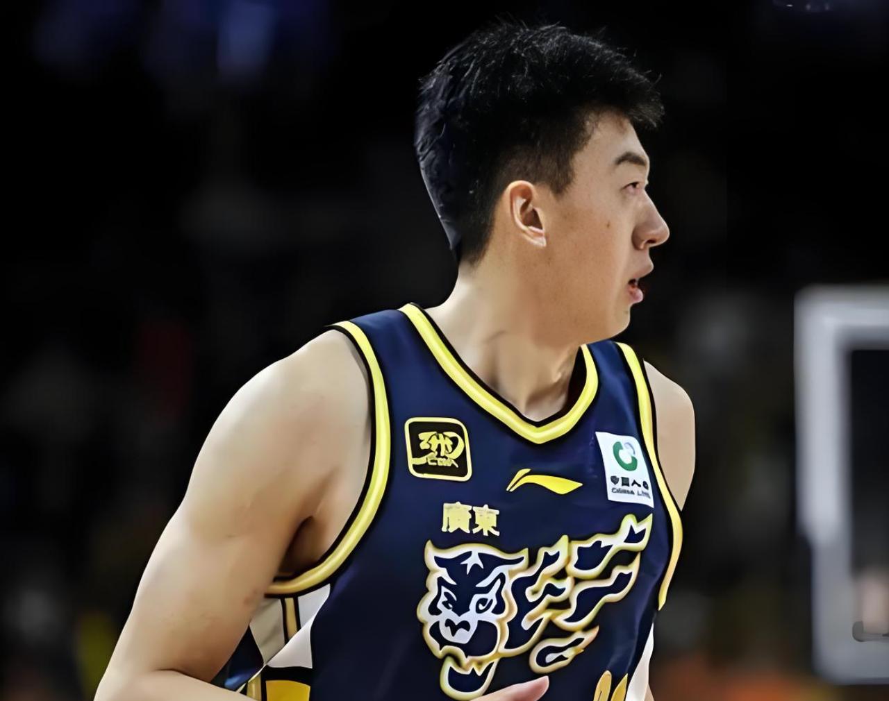 不得不说，广东队内线真的如纸糊的一样！
CBA常规赛第39轮，广东队坐镇主场迎战