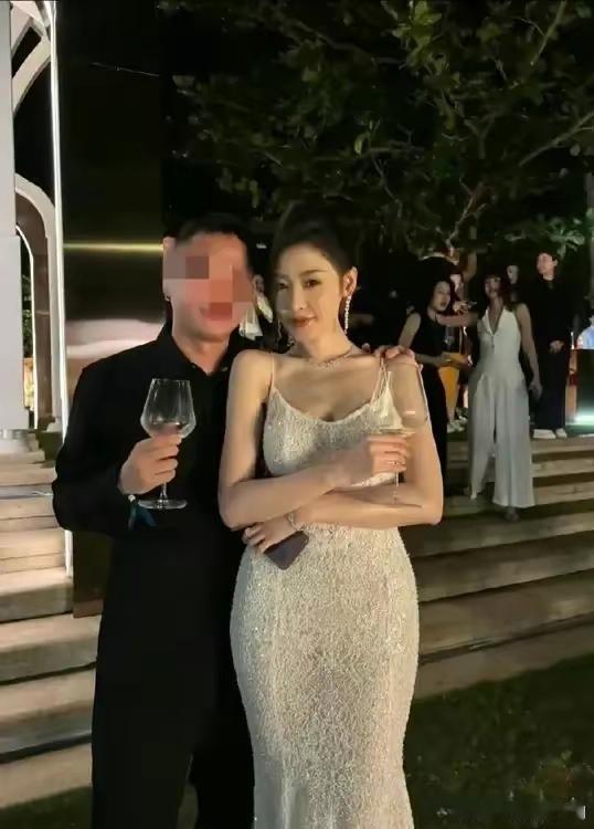 这是真实的张天爱吗？腰细胯大身材好 