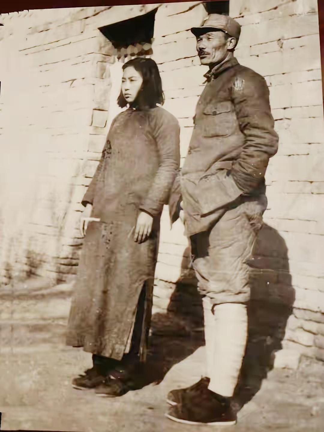 1946年2月，冀中军区参谋长孙毅（右）与女儿孙迪在军区司令部门前合影。孙毅，开