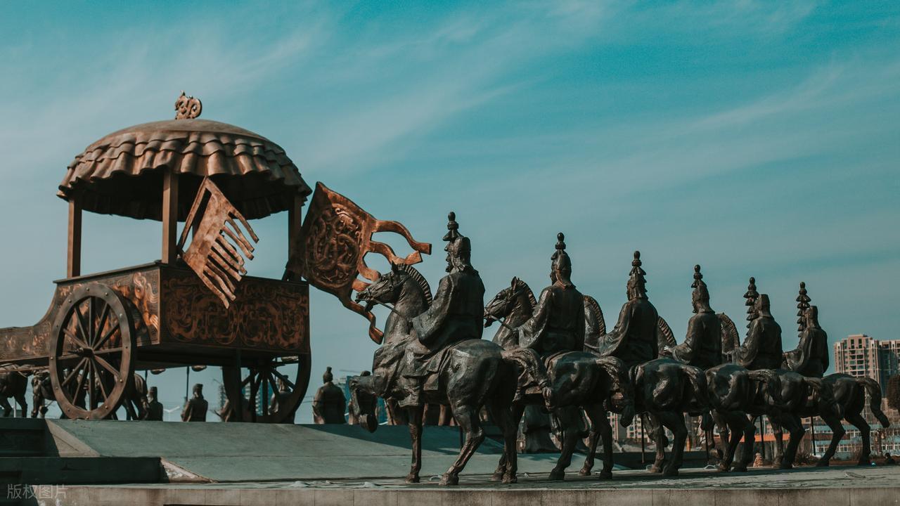 马援说：“刘秀不如刘邦，刘邦的性格是无可无不可，而刘秀却喜爱处理行政事务，动作都