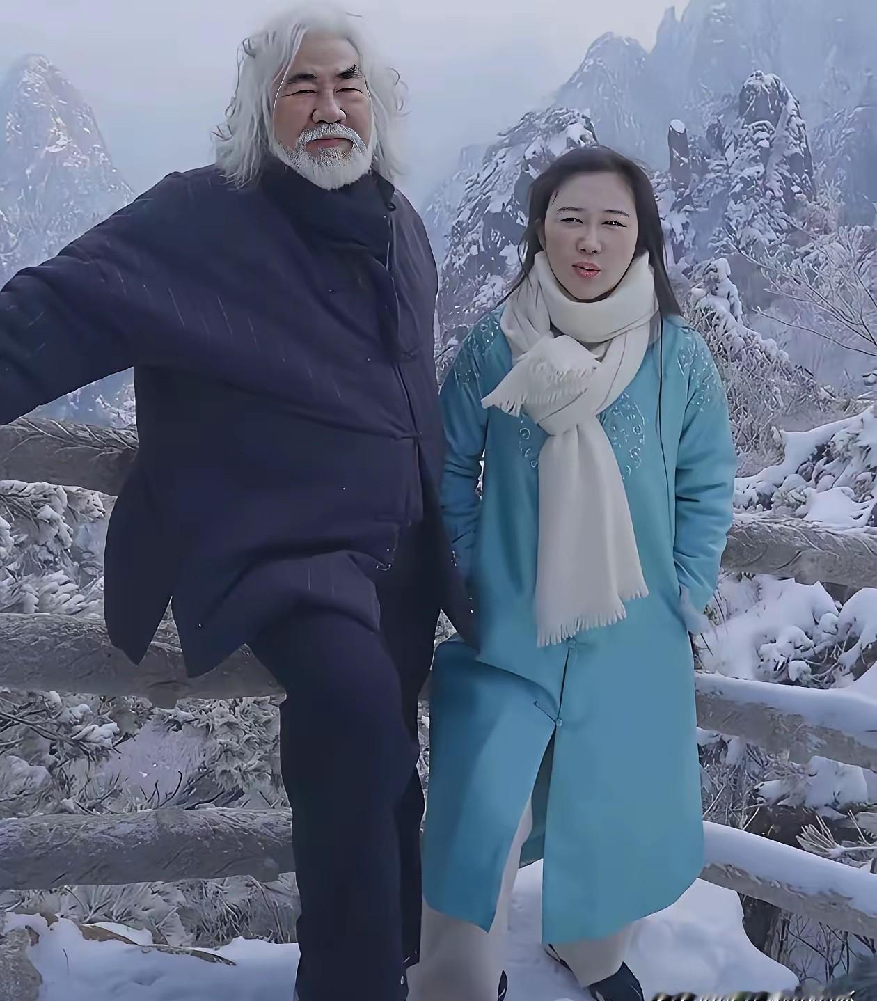 72岁张纪中雪山玩命，娇妻杜星霖在笑？
这哪是恩爱，是拿老头儿当“登山杖”！
我