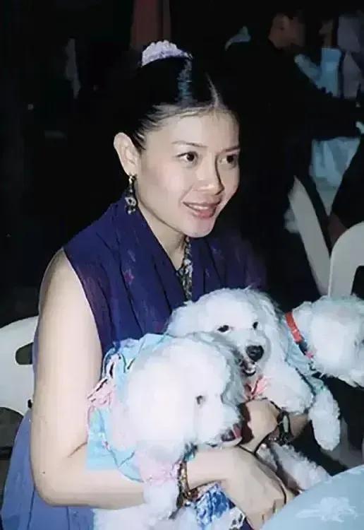 美妃西拉米抱的狗狗挺多的，但都不如泰王玛哈抱的那只爱犬有地位。
玛哈的这只爱犬原