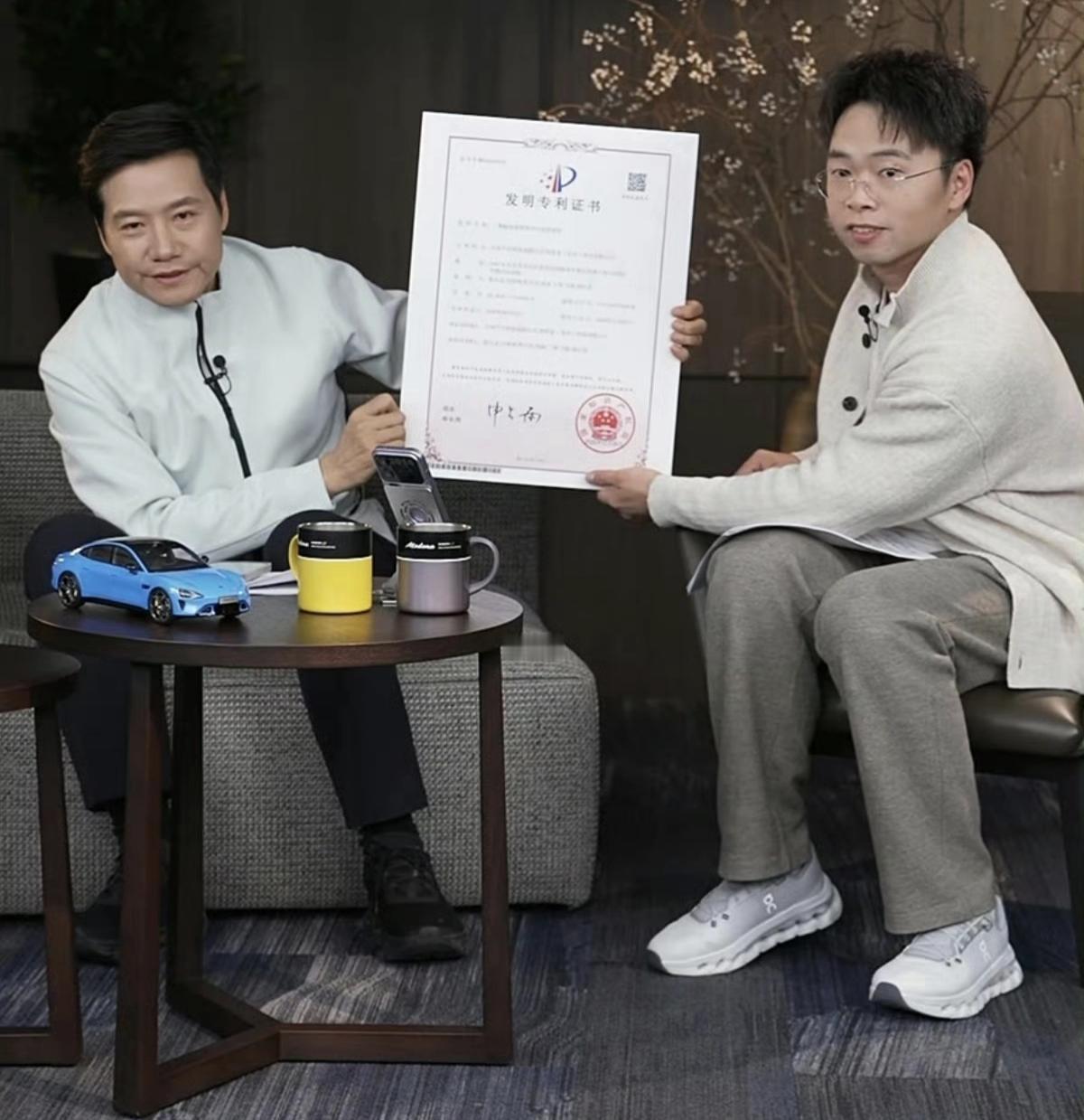 小米汽车的“超强钢”只是名称？雷军直播时亲自拿证据辟谣了：把专利证书打印出来！其