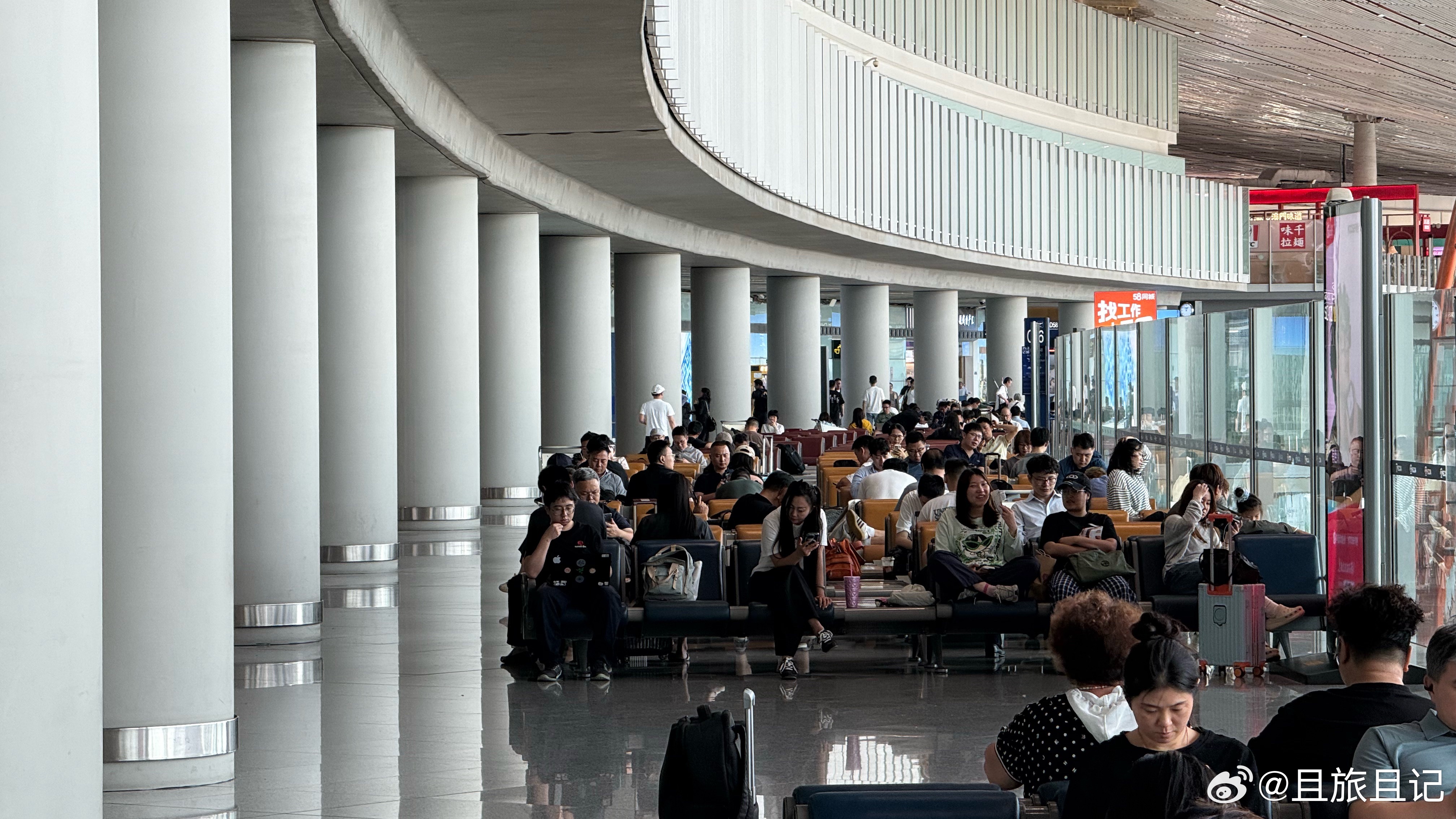 北京首都国际机场T3航站楼，老机位的新照片，可能是近期拍到的旅客人数最多的一次吧