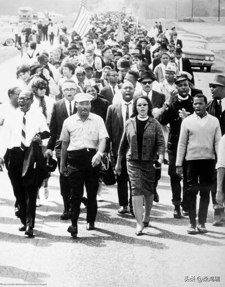 这张照片捕捉了 1965 年 塞尔玛到蒙哥马利大游行（Selma to Mont