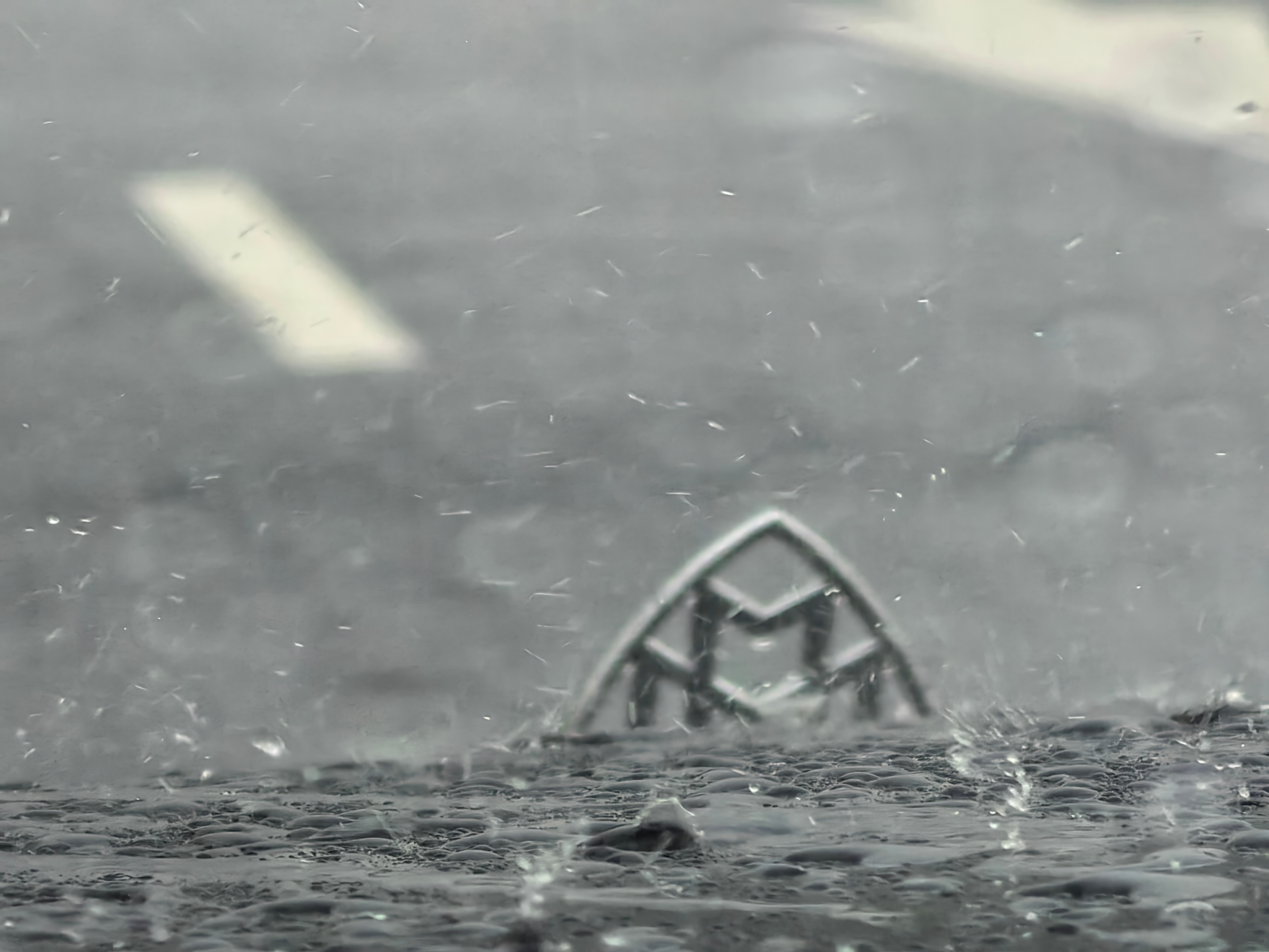 好大雨啊差点把我的标给打掉了