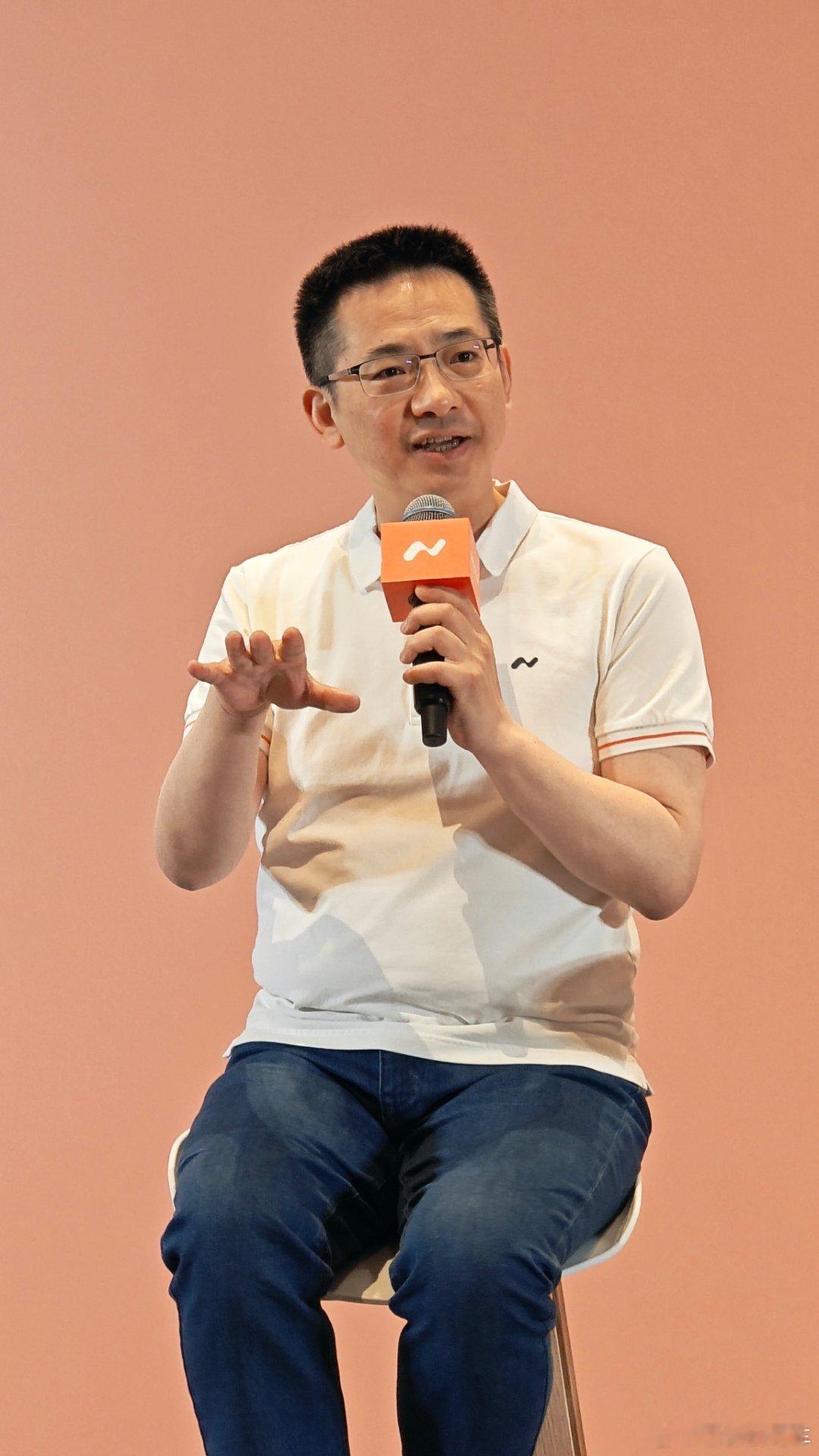 媒体：很多品牌选择便宜的磷酸铁锂电池，乐道为什么选更贵的三元锂电池？秦力洪：蔚来