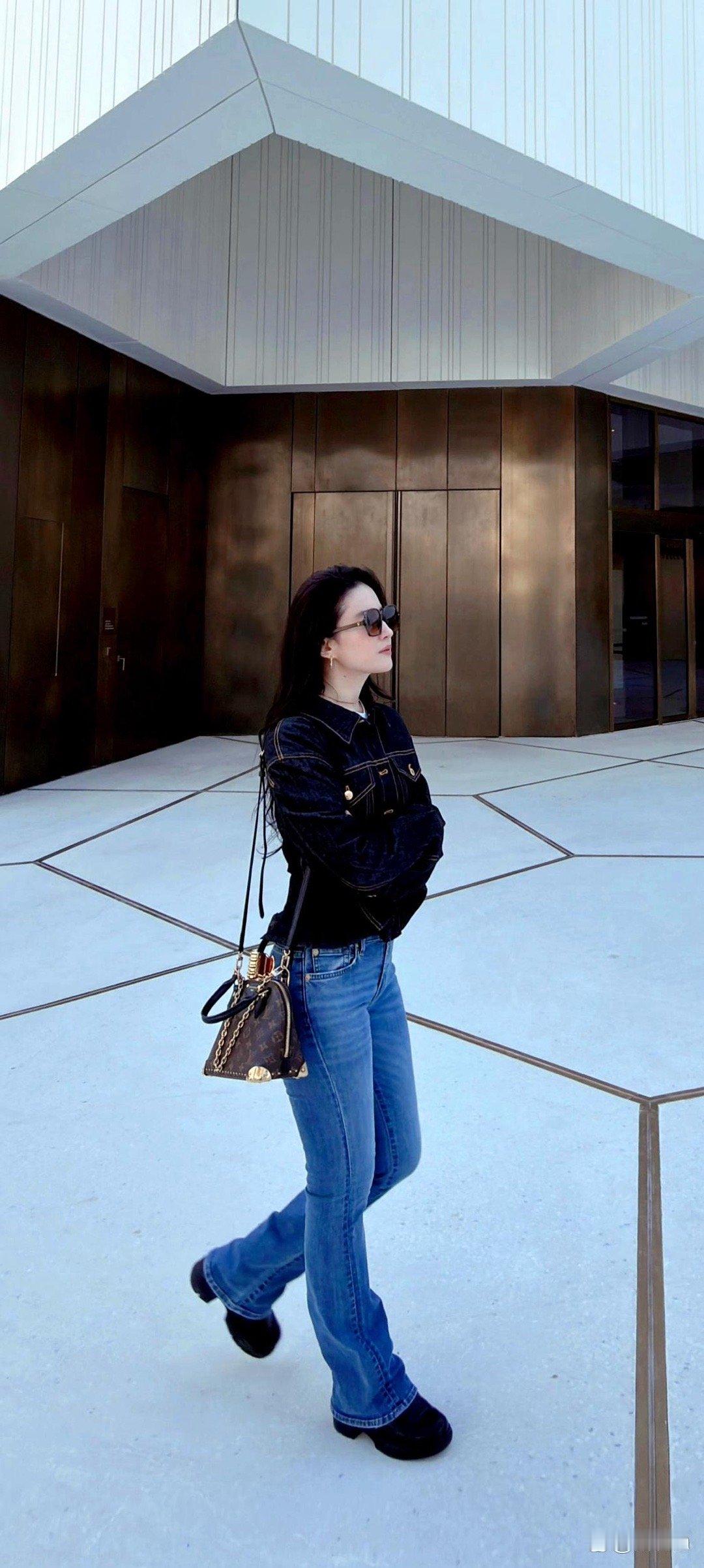 刘亦菲这才是教科书级别的好身材！牛仔裤造型封神，曼妙线条一眼惊艳，懂得都懂～ 