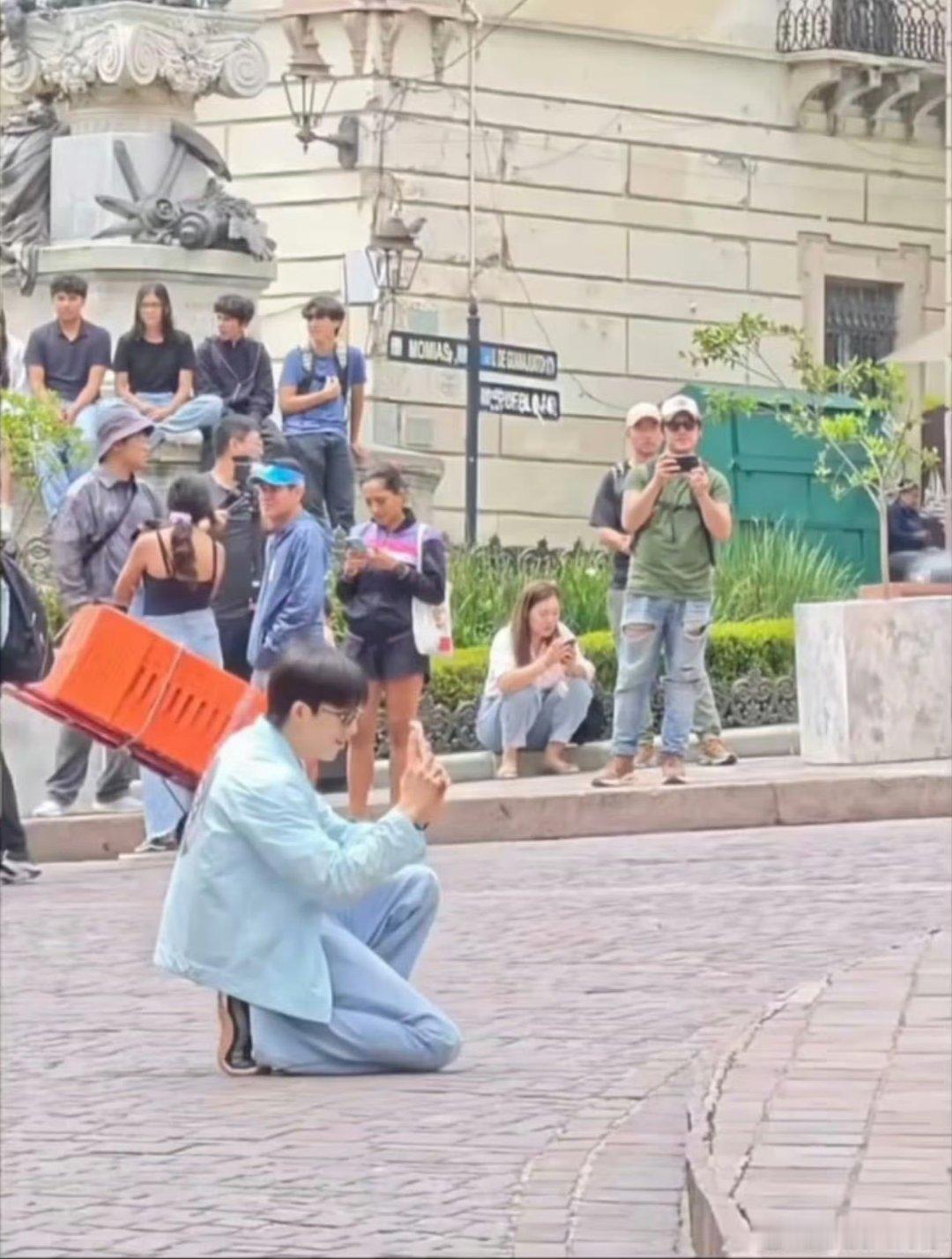王星越花少骑士跪拍照王星越骑士跪给吴君如拍照花儿与少年 路透看到王星越直接单膝跪