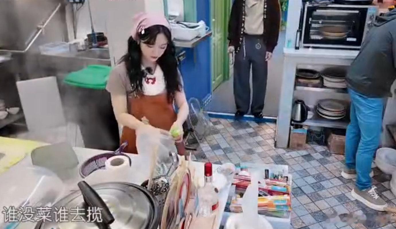 沈月[超话]拍黄瓜基础拍黄瓜的沈月不基础笑不活了！沈月给拍黄瓜整 “逆袭剧本”，