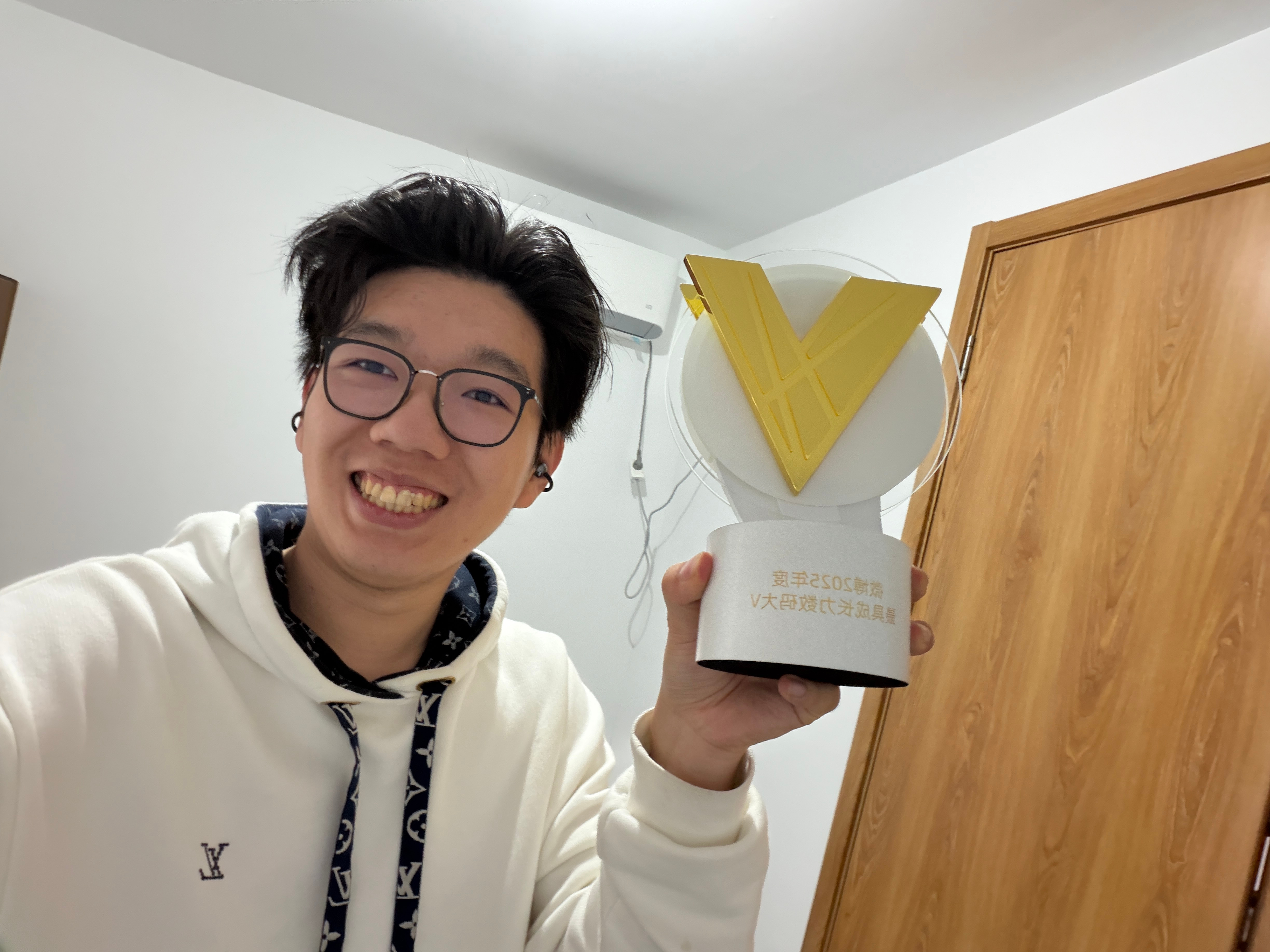 拆奖杯，感谢微博平台，继续努力！