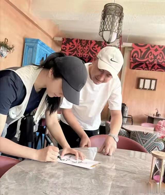 汤唯带一家人新疆度假, 和老公一起骑马, 素颜出镜好接地气！ ​​​