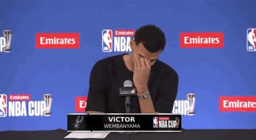 文班状态不佳的原因找到了。原来在比赛前的早些时候，文班亚马的祖母去世了，文班坚持