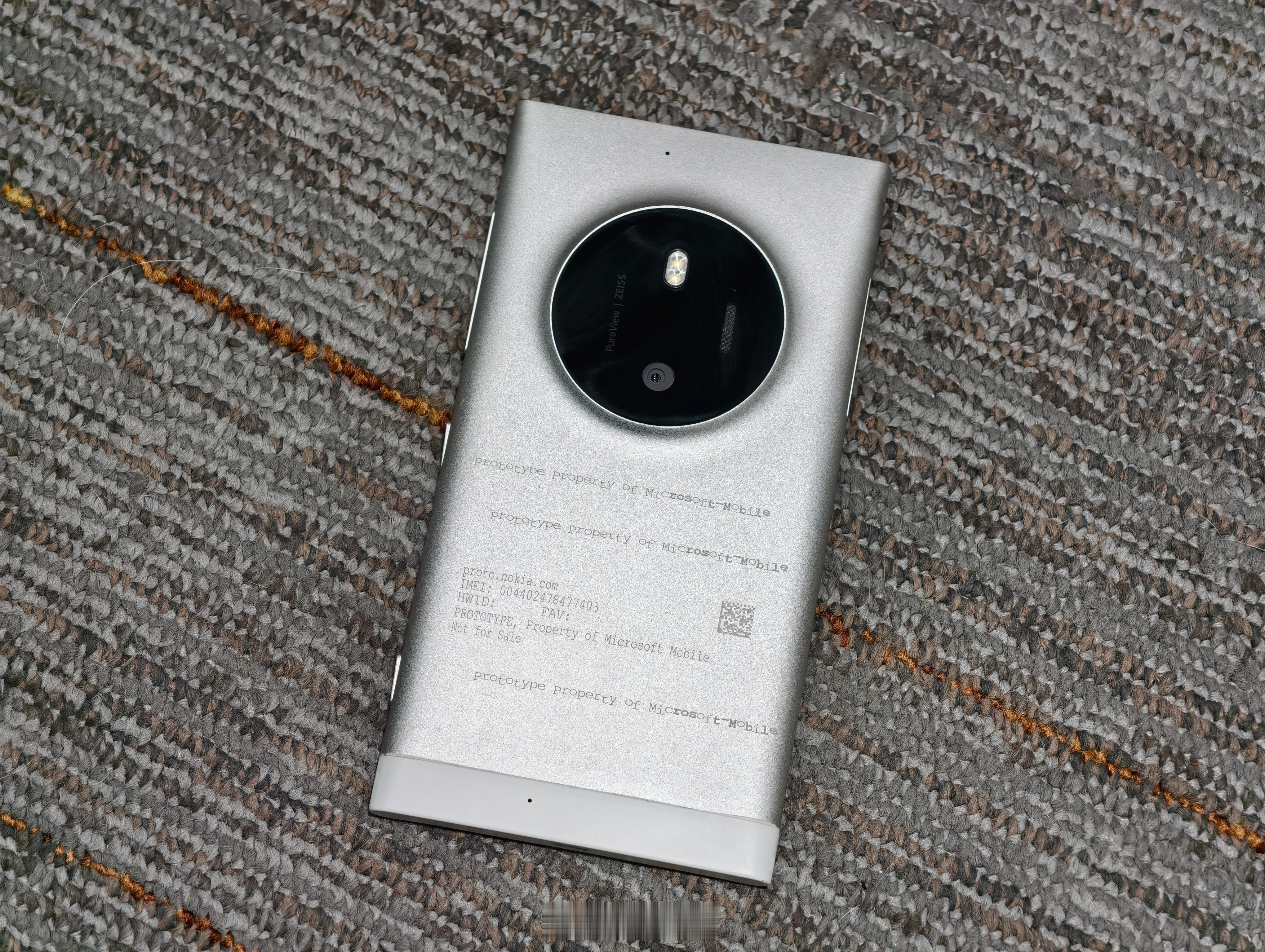有没有人知道传说中的Lumia“迈凯伦”？[doge]这台手机跟Lumia102